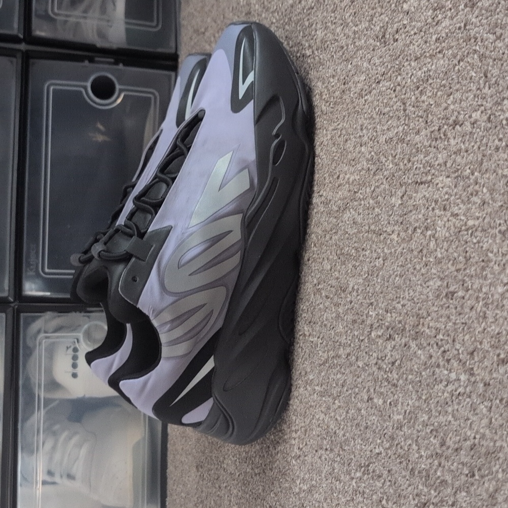 Yeezy Boost 700 - Picture 2 of 4